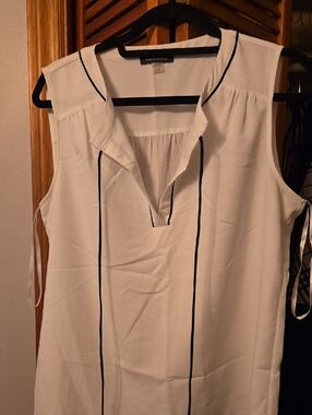 Tommy Hilfiger White Sleeveless V-Neck Camisole with Navy Piping